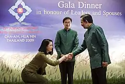 The wife of then–Prime Minister of Thailand Abhisit Vejjajiva curtsying to Hassanal Bolkiah, 2009.