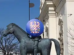 Statue in front of a building, seen from the side