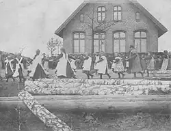 Children at a primary school in Pomyje play Kółko graniaste, 1912