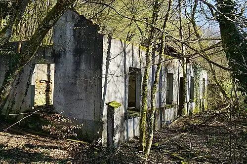 Small outbuilding in ruins