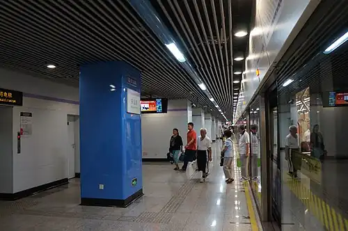 The side platform for Hongqiao Railway Station or Hangzhong Road-bound Line 10 trains at Songyuan Road station