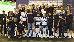 Picture with the whole team, in the center Élise hold a gift in the hands