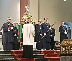 Showing of the bust, key and pectoral cross
