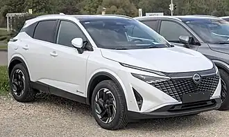 White Nissan Qashqai (J12)