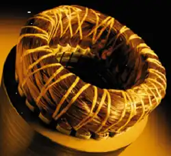 Wound and formed winding head of distributed winding