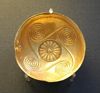 Minoan cup, part of the Aegina Treasure, 1850–1550 BC, gold, British Museum[114]