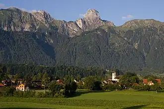 Amsoldingen beneath the Stockhorn.