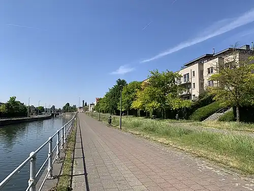 View along the canal in La Roue
