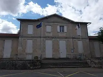 The town hall in Asques