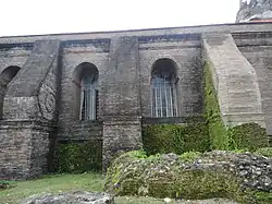 Side walls featuring buttresses