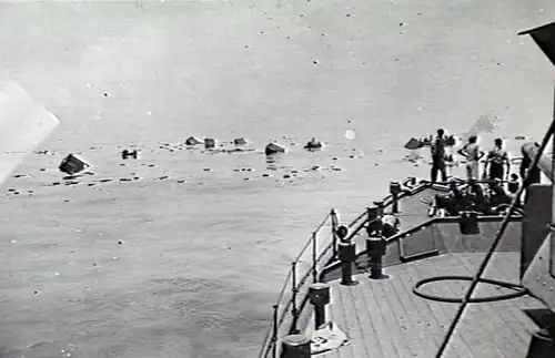Survivors about to be rescued by HMAS&nbsp;Bendigo