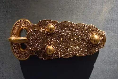 Anglo-Saxon belt buckle from Sutton Hoo with a niello interlace pattern, 7th century, gold, British Museum[116]