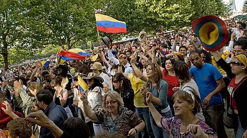 Large numbers of Colombians live in London.