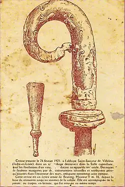 13th-century ivory episcopal crook, 16&nbsp;cm. It is decorated with fleurons.