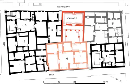 Plan of islet L7 in Dura-Europos, with the synagogue (in red) and its outbuildings (in pink). According to the plan of NC Andrews (1941) taken up in Hachlili 1998, p.&nbsp;41.