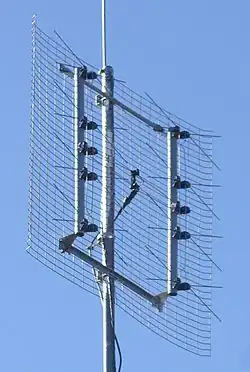 TV antenna for the UHF 470–890 MHz band, with eight broadside arrayed bowtie dipoles backed by a reflective mesh curtain