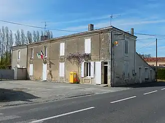 The town hall in Puyrolland