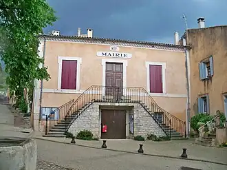 Flassan's town hall