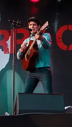 Cinnamon performing in 2019