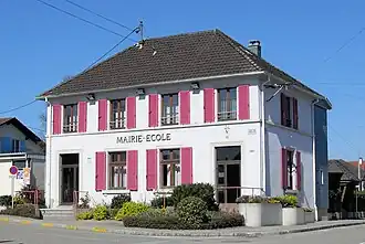 The town hall and school in Hecken