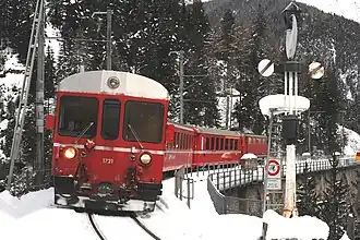 A push–pull train from Filisur crossing the viaduct. The non functioning Hippsche turning wheel is visible at the right.