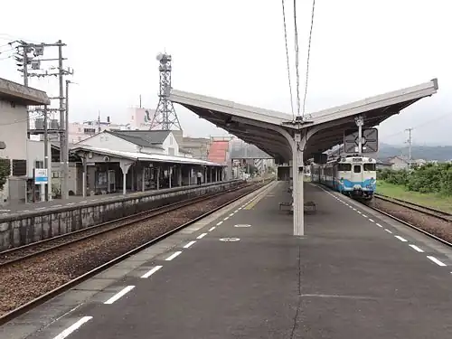 A view of the station platforms and tracks in 2011. A siding can be seen on the right,
