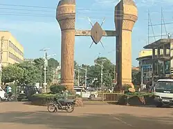 The monument straddles the road that leads to both the kingdom’s seat in Bulange, Mengo, and the Kabaka’s official palace at the Lubiri, Mengo