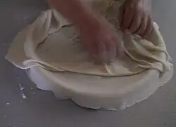 Top petë adjusted within pan