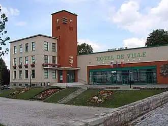 The town hall in Lallaing