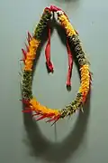 Lei Hulu (feather lei), Hawaiian Islands, 19th century, ʻiʻiwi, ʻōʻō, and ʻōʻū feathers, Honolulu Museum of Art