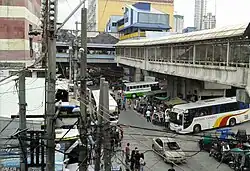 Elevated pedestrian walkway