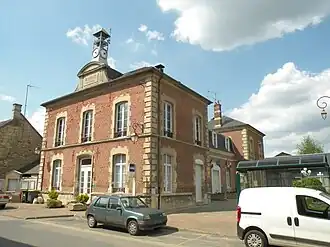The town hall in Cires-lès-Mello