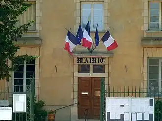 The town hall in Coulombs
