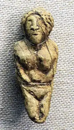 Statuette with facial features.[10]