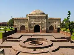 Mosque and Circular Well, Sarai Nurmahal