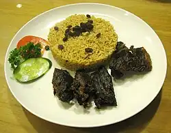 Goat nasi kebuli with raisins as garnishing.