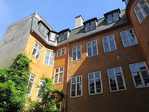 The side wing (eight) and the short rear wing (left)