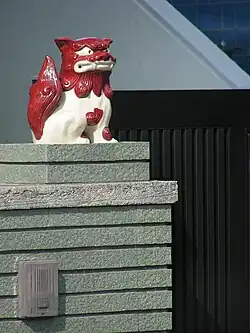 A closed-mouth (left-side) shisa