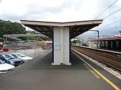 Platform 2 (right) used by Up trains (to Melling, Upper Hutt, Wairarapa). It used to be an island platform&nbsp;– the former platform 3 (left) now faces the car park.