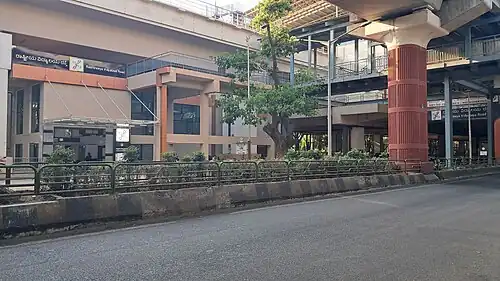 Green and Yellow Line(s)' Front Entrance building of this metro station