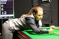 picture of Reanne Evans at a snooker a table