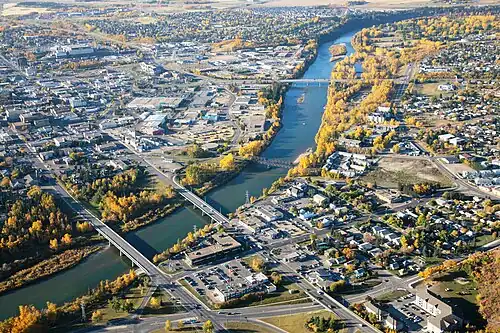 The Red Deer River flows through the city of Red Deer, AB, situated south of Edmonton and north of Calgary, approx. 150 km (93 miles, or 90 minutes‘ drive) each way.