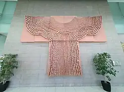 Relieve monumental, public monument at Clínica Santa María in Santiago.