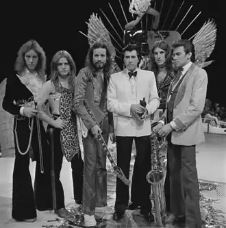 Roxy Music on TopPop in 1974. Left to right: Eddie Jobson, Paul Thompson, Phil Manzanera, Bryan Ferry, Sal Maida, Andy Mackay