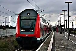 A line 10 train of the Leipzig S-Bahn stops at Gröbers, headed for Halle