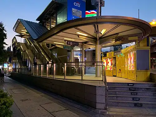 Linkage point between Silom Line and MRT Blue Line at Sala Daeng station.