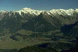 Schattenberg (1845 m, centre)