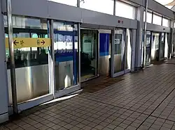 Tactile pavings combined with platform screen doors