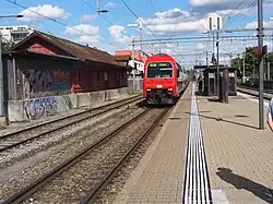 Platform and Re 450 class locomotive with double-deck carriages operating as S6 service