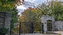Arch over a iron fence with the name of the cemetery spelled out